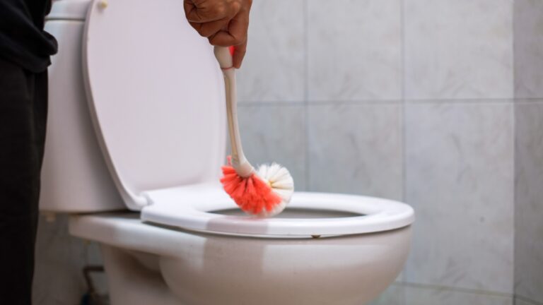 10 Bathroom Cleaning Mistakes That Make It Smell Worse