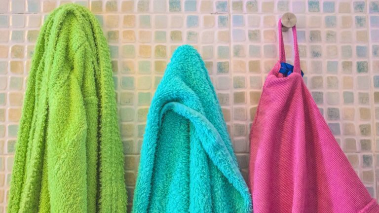 10 Reasons Your Bathroom Still Smells Even After You Clean It