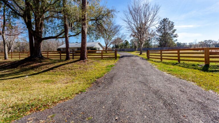 10 Things That’ll Drive You Crazy If You Put the House Too Far from the Road