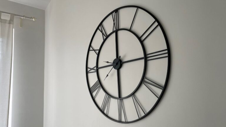 10 Things That Make Your Walls Look Cluttered or Cheap