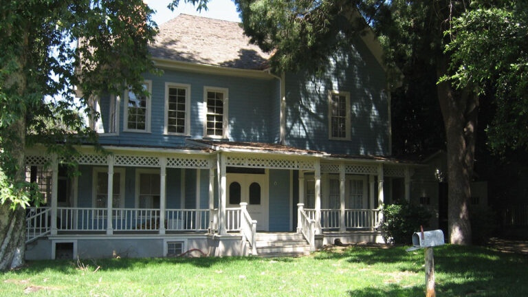 10 Ways to Style Your House Like It’s Straight Out of Gilmore Girls