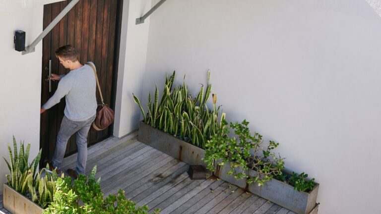 15 Habits That Make You Look Like a City Person in a Small Town