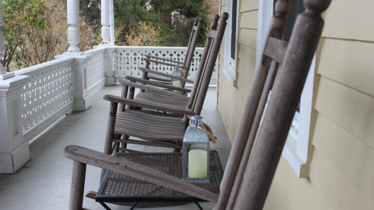 10 Front Porch Ideas That Fall Apart in Bad Weather