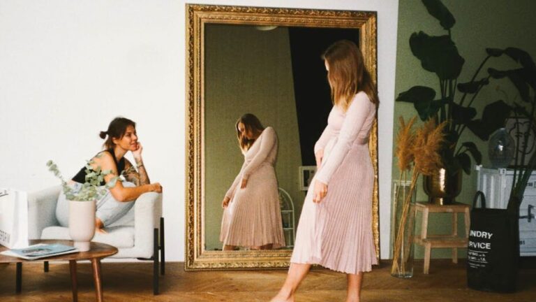 12 mirror tricks that completely change how a room feels