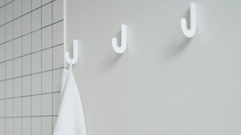 Towel and hook layouts that stop drips on the floor