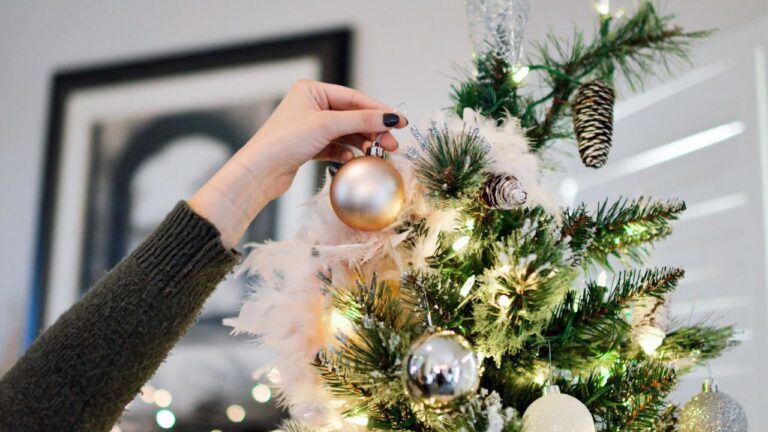 8 Little Details That Make Your Christmas Tree Look Finished