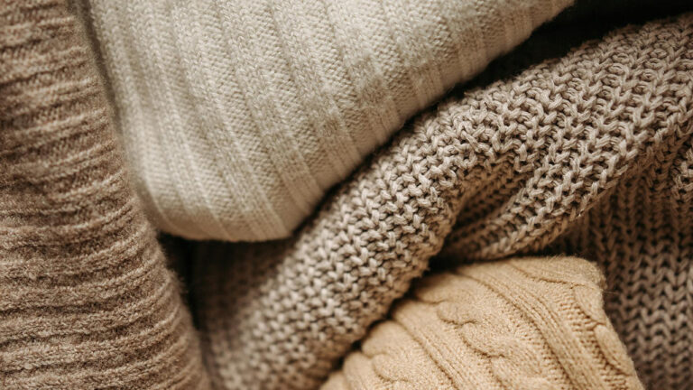 6 throw blanket styles that always look neat