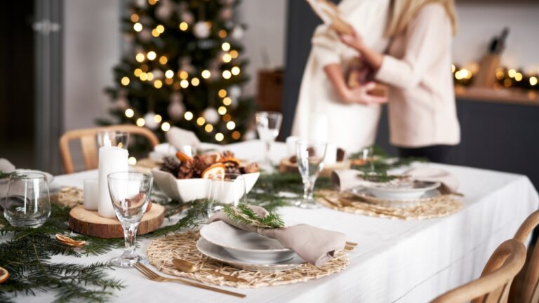 9 Christmas Table Setups That Feel Warm, Not Formal