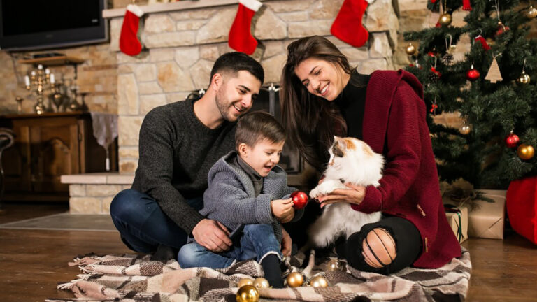 6 Things That Make a Family Christmas Photo Feel More Natural