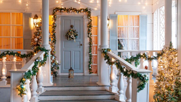 Front Porch Christmas Looks That Feel More Inviting Than Flashy