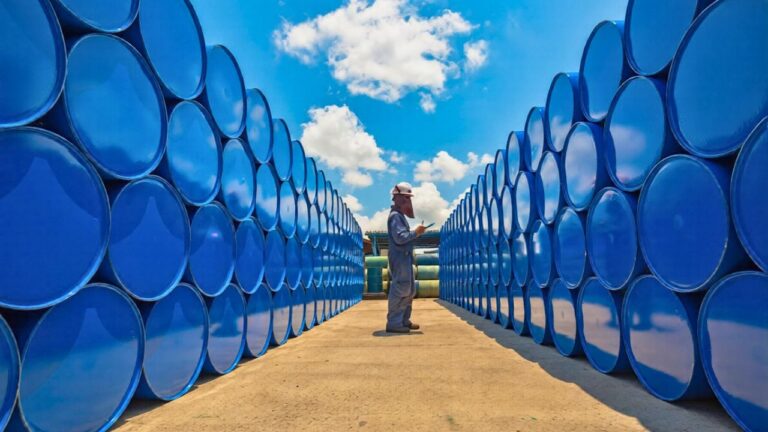 Oil prices plunge after Trump predicts Middle East “de-escalation”