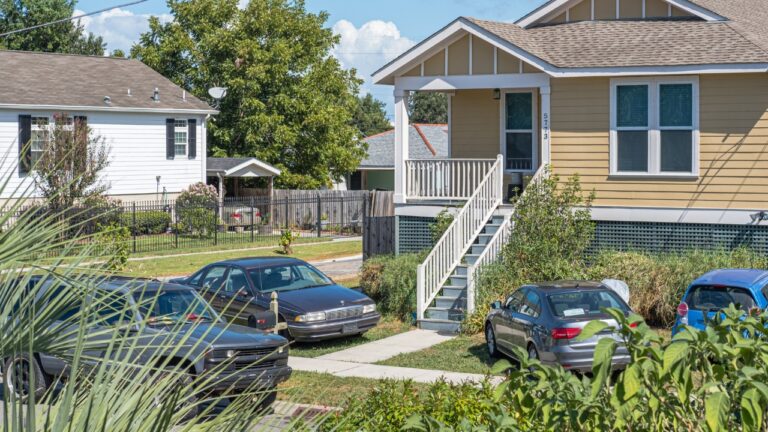 Woman Says Her Neighbor’s Guests Kept Parking on Her Grass Like It Was Extra Driveway Space