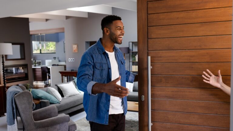 Woman says her boyfriend let her stalker ex into the apartment to leave a “birthday surprise” — and the update made the whole situation even worse