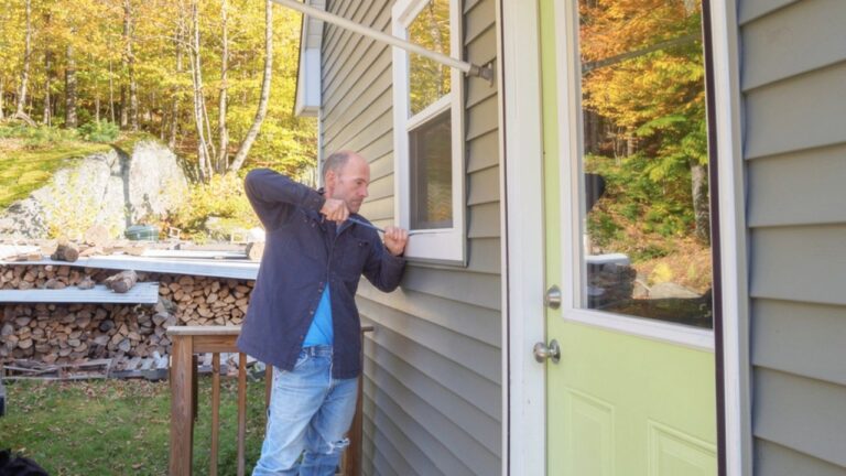 Woman Says Her Boyfriend Broke Into Her Home at Night — Then Reddit Told Her AirPods Weren’t the Real Issue