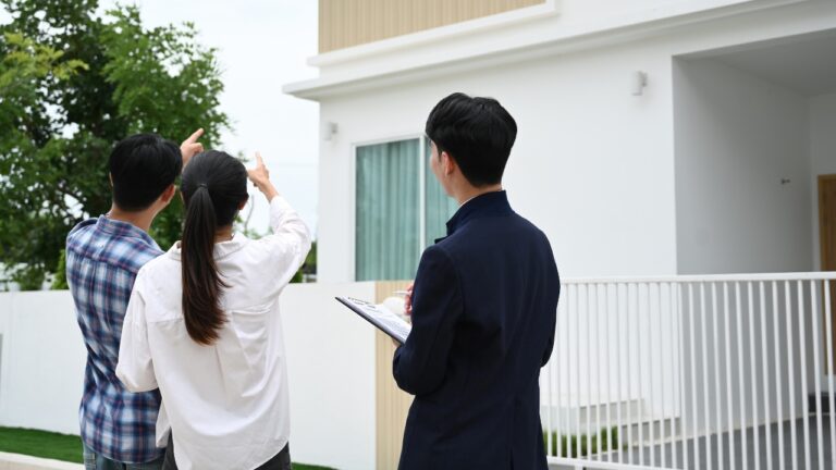 12 Red Flags Buyers Spot From the Curb