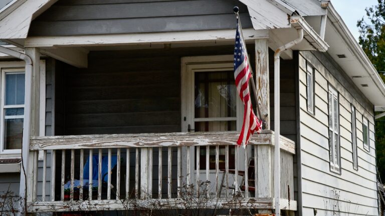 12 Ways a Yard Tells Buyers the House Was Neglected