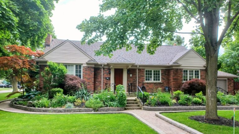 10 Things That Make a Yard Look Neglected From the Road